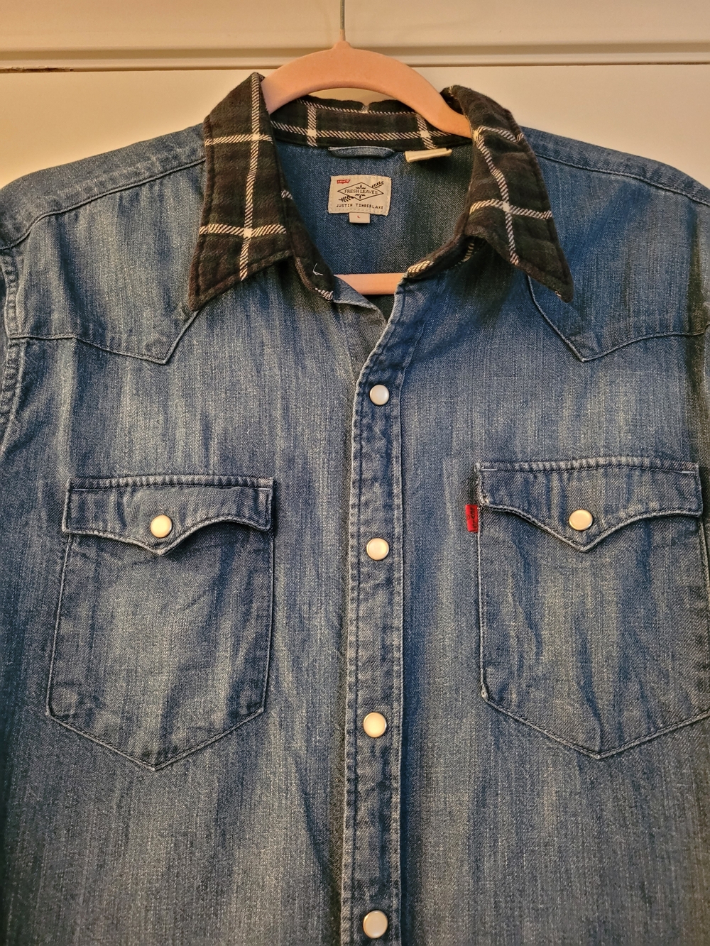 Levis Men's Blue Denim Button-Down Shirt with Plaid Collar